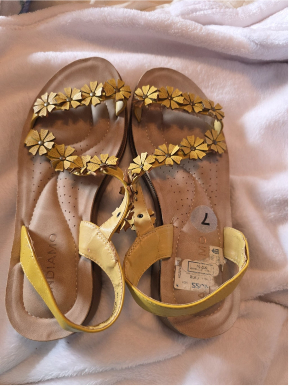ANDIAMO SANDALS Yellow Flowers AJUNE Size 7M NWT